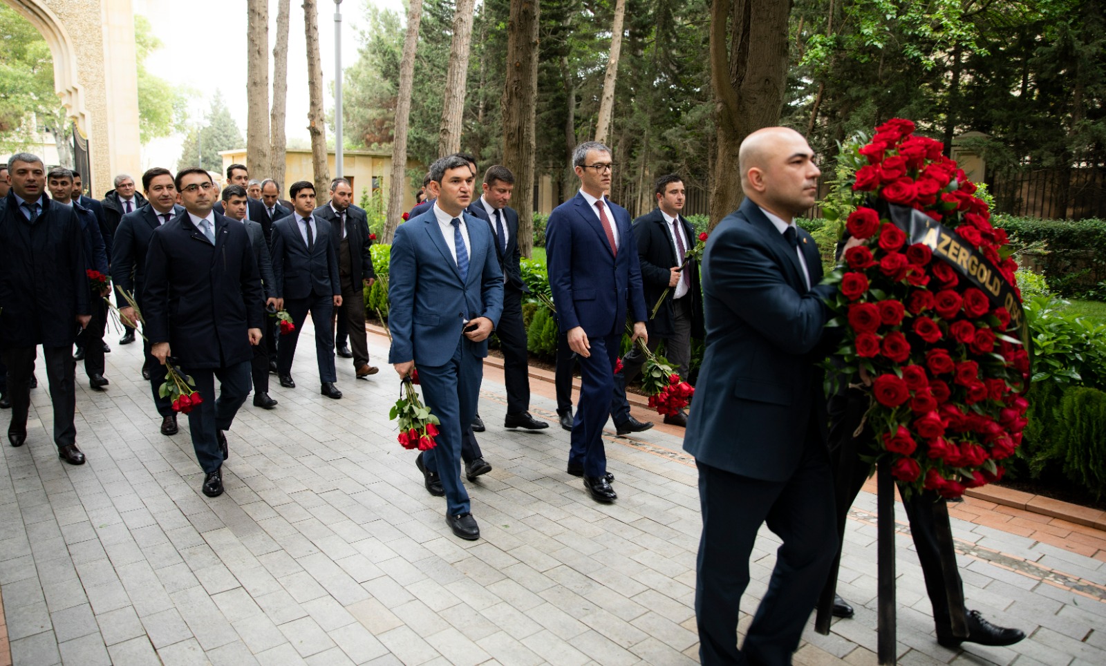 "AzerGold" QSC və törəmə şirkətlərinin kollektivi  Ulu Öndər Heydər Əliyevin məzarını ziyarət edib