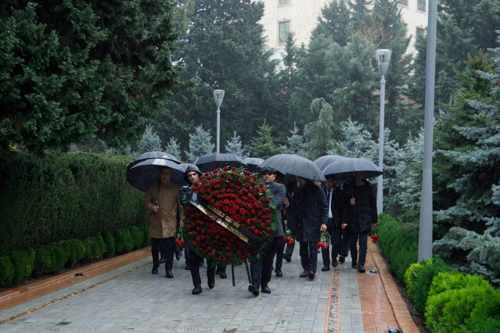 “AzerGold” QSC və onun törəmə şirkətlərinin kollektivi Ulu Öndər Heydər Əliyevin məzarını ziyarət edib